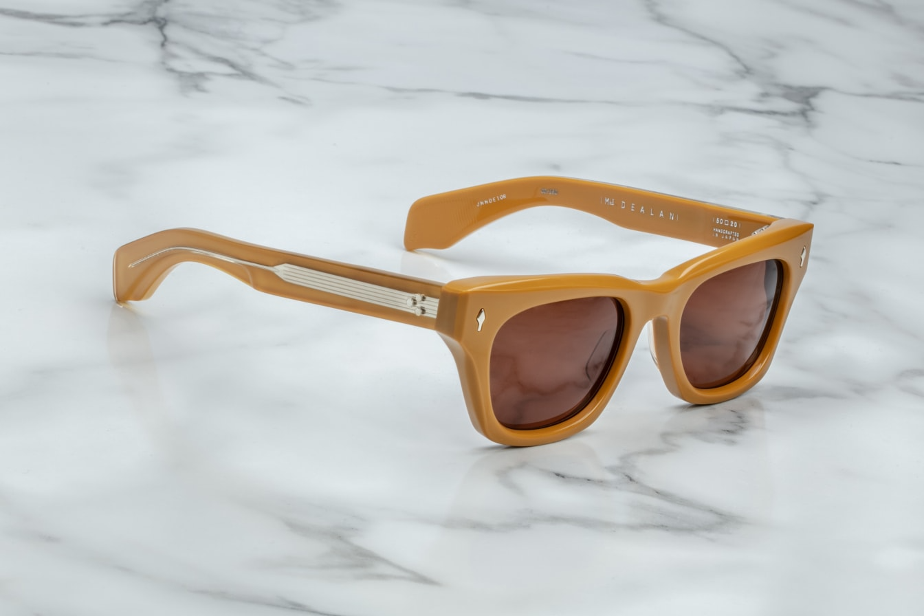 The Jacques Marie Mage Dealan in Suntan is a limited-edition sunglass model that pays homage to the iconic eyewear worn by Bob Dylan during the 1960s. This design captures the bold volumes and sharp lines that evoke the musician’s devil-may-care charisma.
