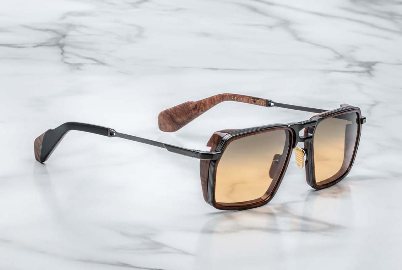 Side view of the frame’s arm and hinge: the Boa sunglasses’ temple is dark (black) and relatively slender, tapering slightly towards the tip. Hinge hardware connects cleanly, showing craftsmanship. The acetate insert wrapping the lens front is visible from this angle, and the gradient shade of the lens is detectable through its slight tilt