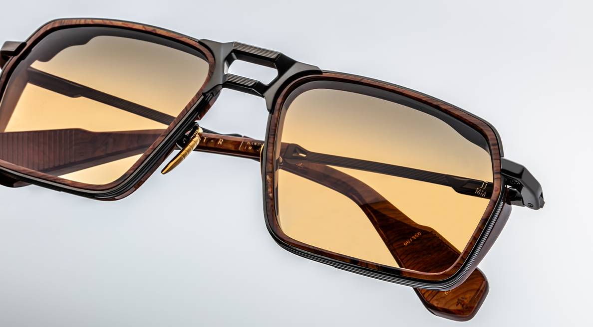 Close‑up view focused on the double‑bridge region of the GT‑R Boa: the thicker upper bridge bar in titanium with clean lines and a secondary slender bar below. The rim insert edge on the top of the lens rim is highlighted. Gradient lens top edge is sharp; metal finish is matte or satin, with subtle sheen. Nose pads and the joint where temples attach are visible