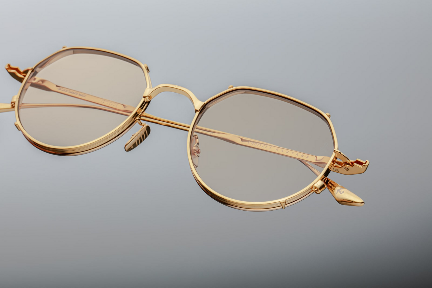 Front view of JMM Hartana Dorset sunglasses: gold dark‑gold beta titanium full‑rim panto frame, round lenses 48mm with yellow 4‑base CR39 lens, clip‑on effect double‑layered eye‑rim