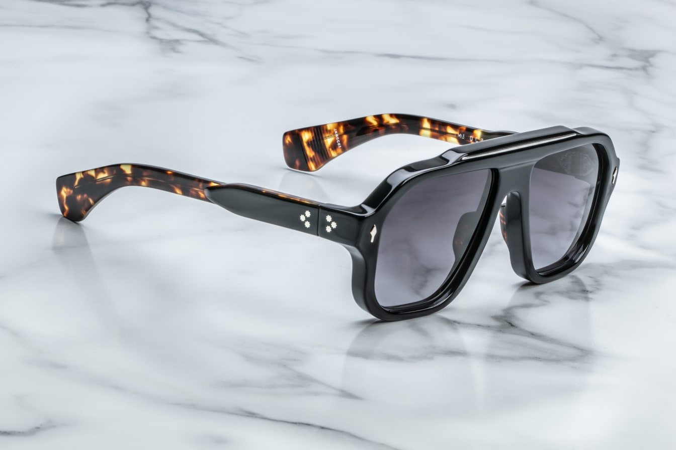 Three‑quarter profile of the Octavian Noir: showcasing the thick acetate rim wrapping around the rectangular lens. A black gradient lens is nestled cleanly, while the slim titanium brow bar runs seamlessly above the frame front. The hinge area reveals the transition into the temple