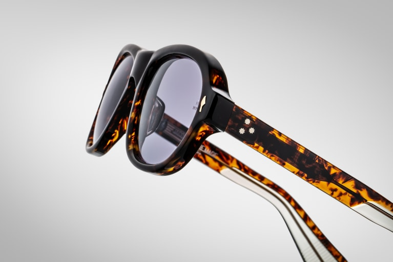 Close-up of the temple arm of Jacques Marie Mage Richard sunglasses in Beau: displays the transition from the acetate frame to the metal core, showcasing the craftsmanship and design details. The hidden wirecore with refined hairline details is visible.