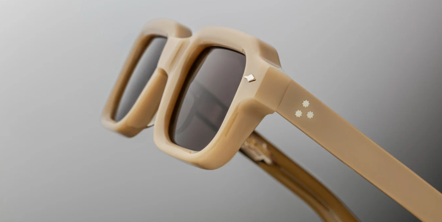 The temples of the Sandro Chateau sunglasses are a standout feature. The double-laminated acetate construction not only provides visual interest but also ensures strength and flexibility. The silver emperor wirecore is subtly integrated, offering structural integrity without compromising on style. The custom tension-secured 7-barrel hinges are both functional and aesthetically pleasing, allowing for smooth adjustments and a secure fit