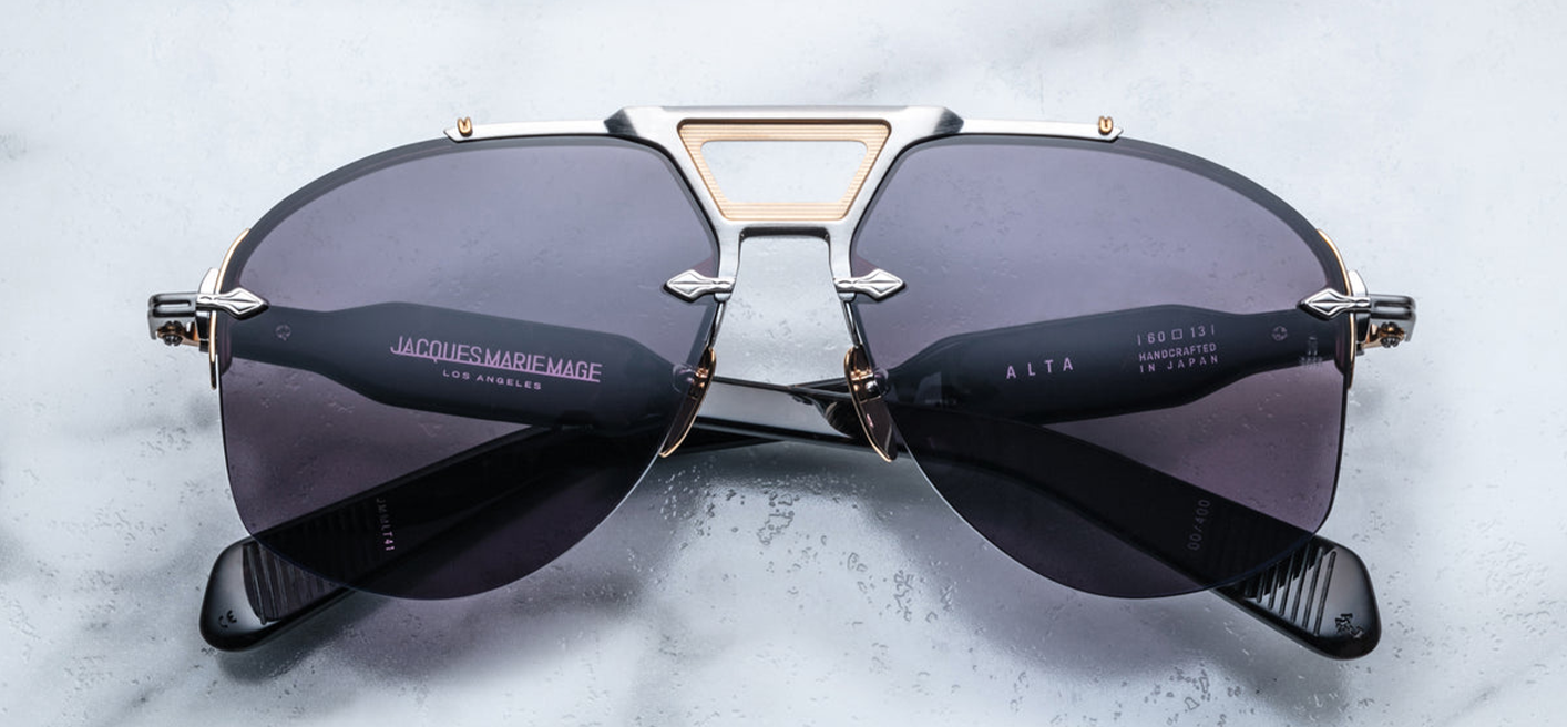 Aviators with attitude, the Alta is an astounding addition to the Rimless Series features dual-tone precious metal details and sculptural acetate temples with wire core embellishments.
SILVER 100% BETA TITANIUM FRAME WITH DARK GOLD ACCENTS, BLACK CURED CELLULOSE ACETATE TEMPLES AND GREY LENSES