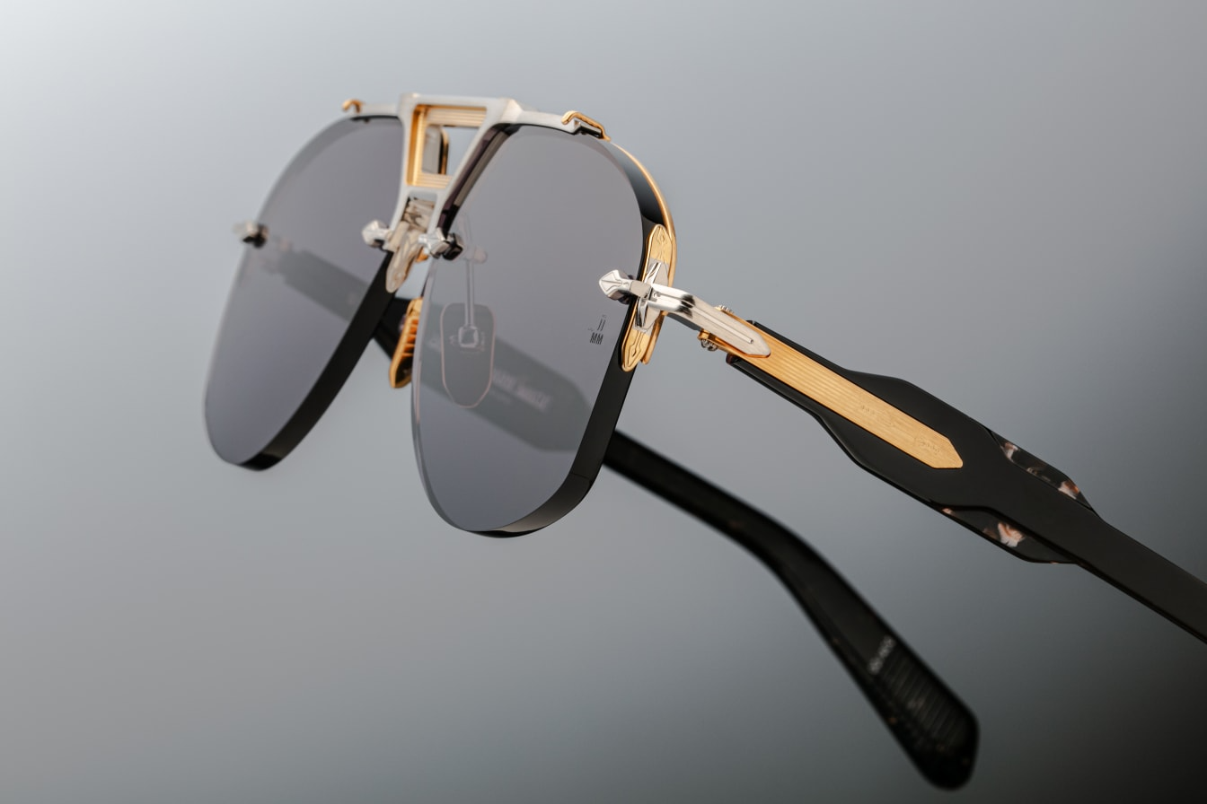 Aviators with attitude, the Alta is an astounding addition to the Rimless Series features dual-tone precious metal details and sculptural acetate temples with wire core embellishments.
SILVER 100% BETA TITANIUM FRAME WITH DARK GOLD ACCENTS, BLACK CURED CELLULOSE ACETATE TEMPLES AND GREY LENSES