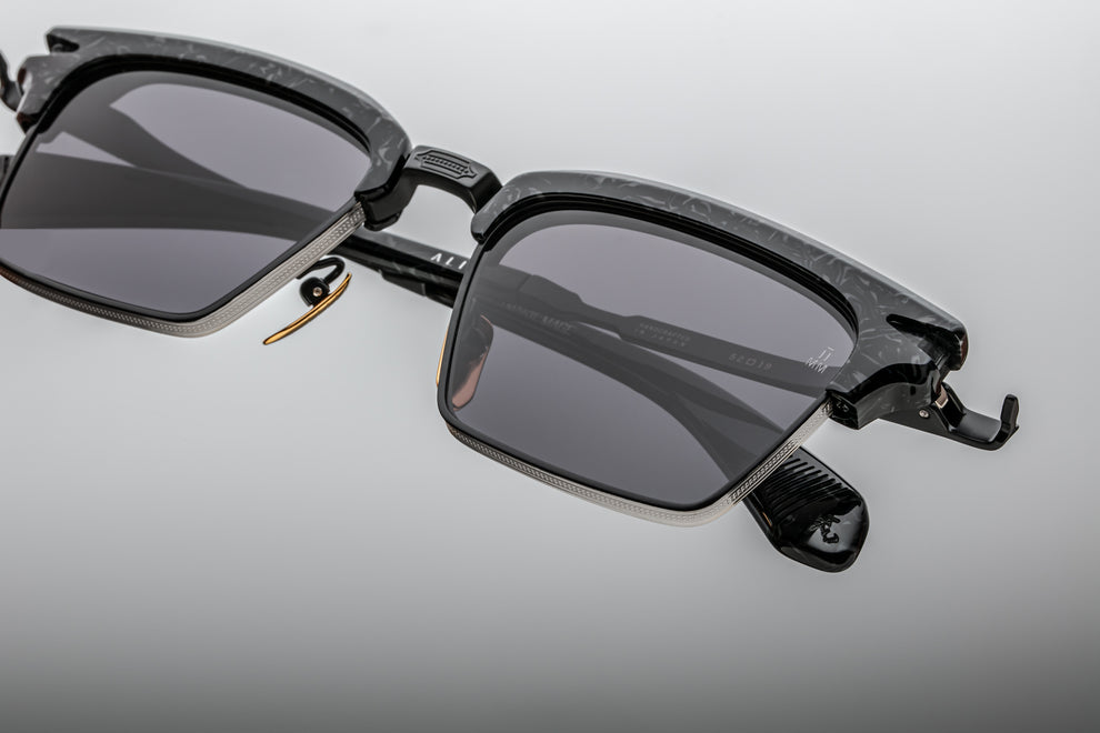 Combines a thick acetate brow with a sleek titanium lens rim.  Offers a sophisticated, vintage-inspired look with a balance of classic style and modern precision.