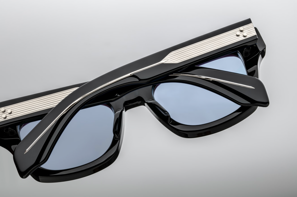 Back view Side view A bold, square Jacques Marie Mage Dealan frame in the "Sienne" colorway—crafted from 10 mm black cured cellulose acetate,exposed sterling‑silver wire‑core temple detailing and double‑laminated acetate construction. JMM’s signature arrowhead metal inlays at the hinges and Cerulean CR39 100% UV lenses This medium-sized, ‘60s-inspired unisex frame is handcrafted in Japan in a limited batch, echoing mid‑1960s rock‑’n’-roll