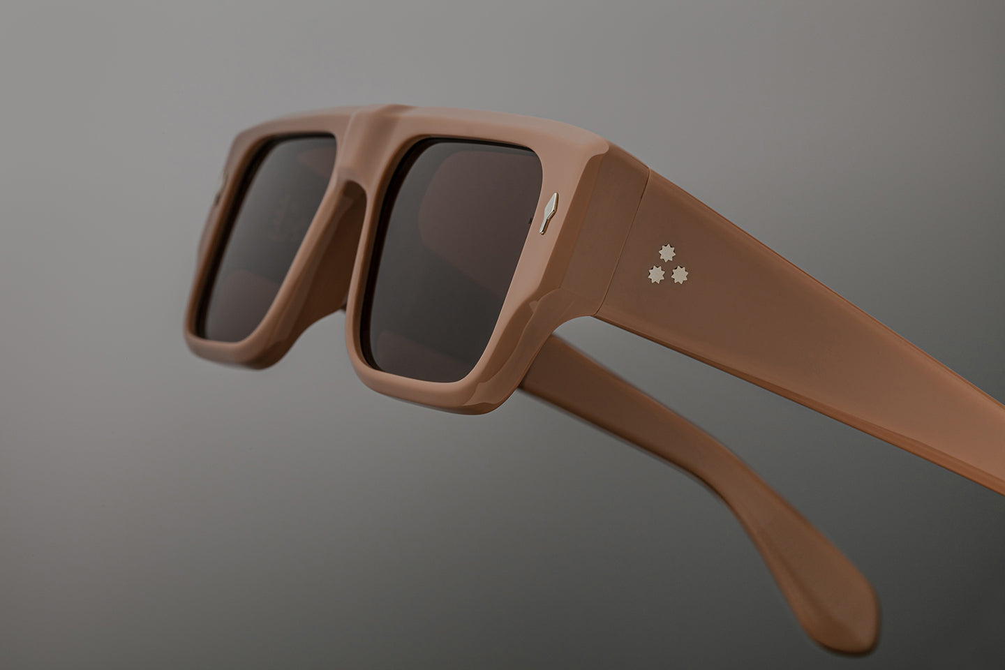 Temple‑detail of Jacques Marie Mage Devoto Porter – custom acetate temple in brown, exposed wire‑core checkerboard design, 7‑barrel hinge and silver hardware