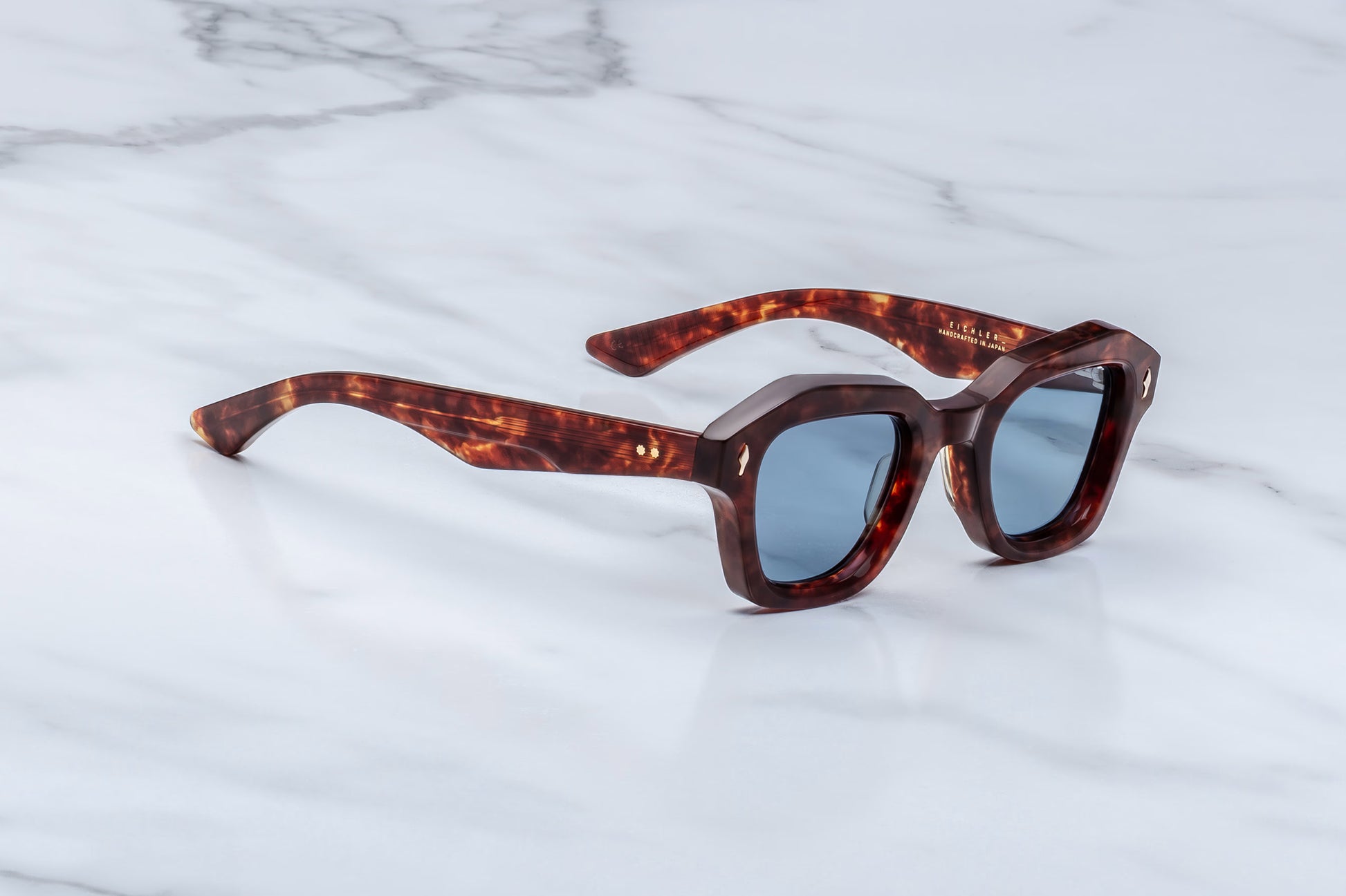 Jacques Marie Mage Eichler Breccia side view showing slim havana acetate temples, exposed wire core and custom ball hinge detail
Side profile of JMM Eichler Breccia sunglasses highlighting geometric frame design and premium acetate construction