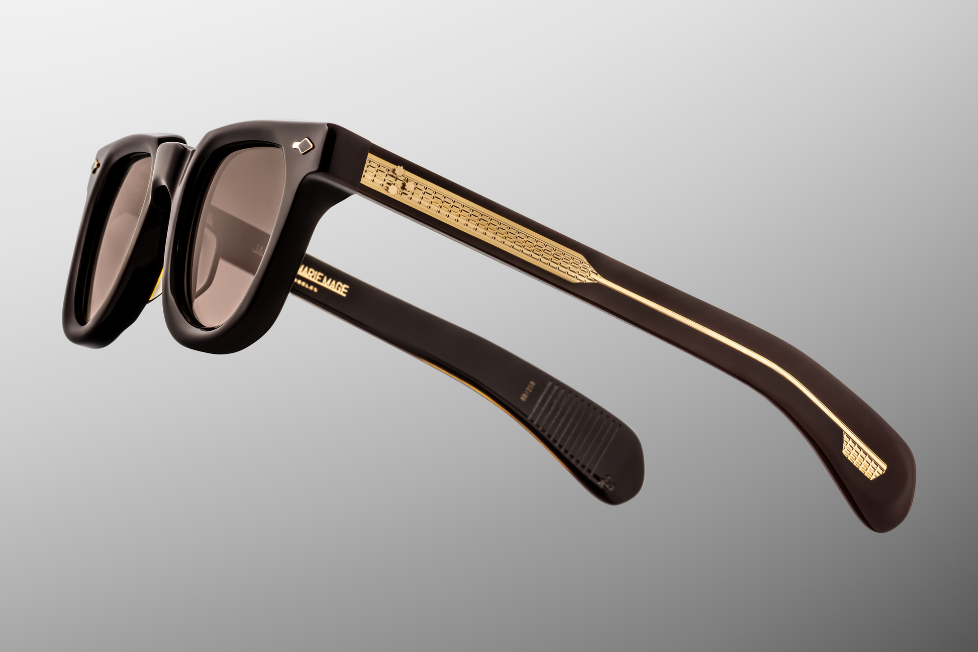 Close-up of Vendome Grenache hinge — tension-secured custom 7-barrel hinge in silver-palladium with hairline engraving.