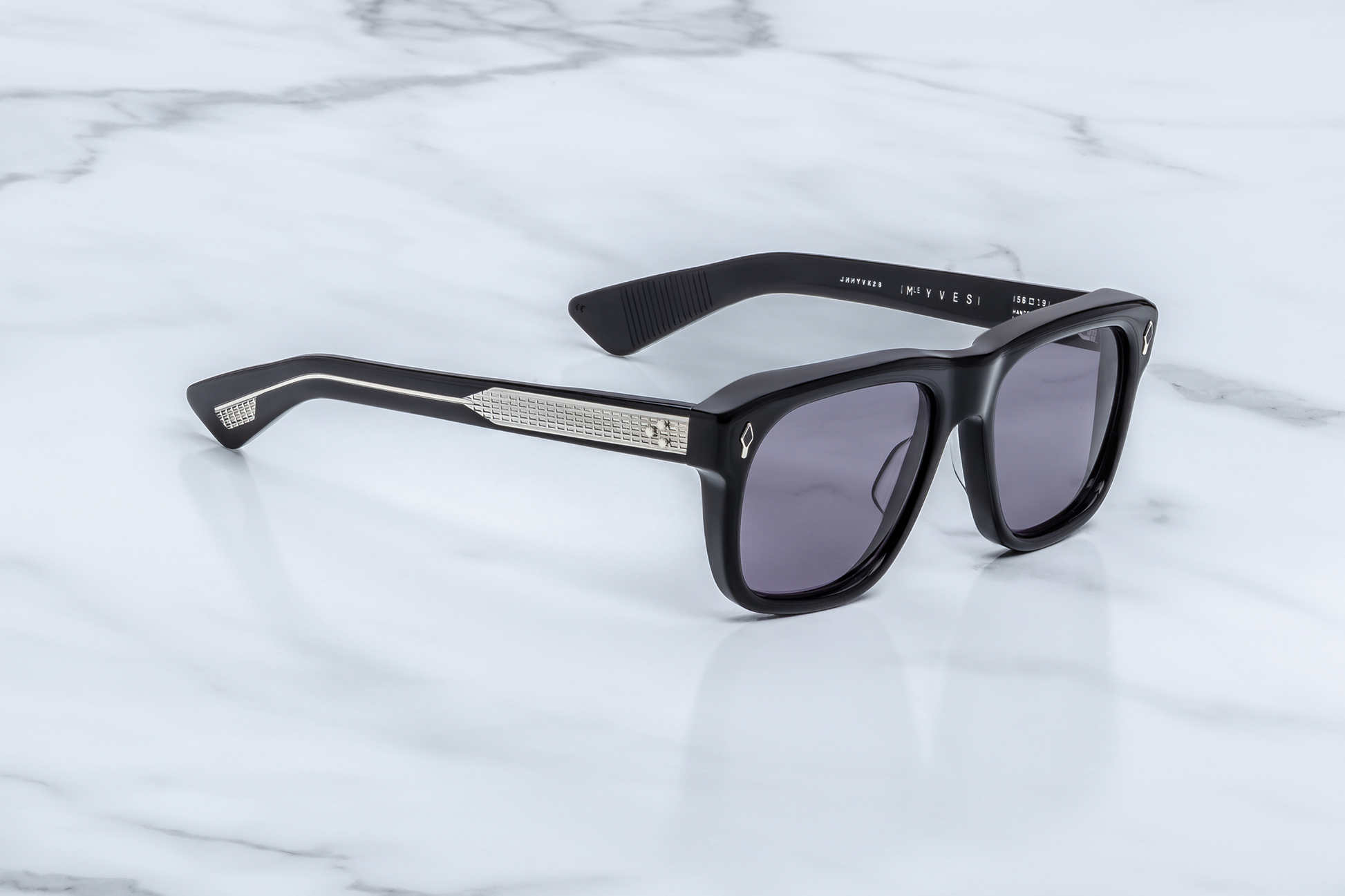 Side profile of Yves Fumée — double-laminated temples with clear outer layer and black core, revealing exposed silver ‘baguette’ wire‑core