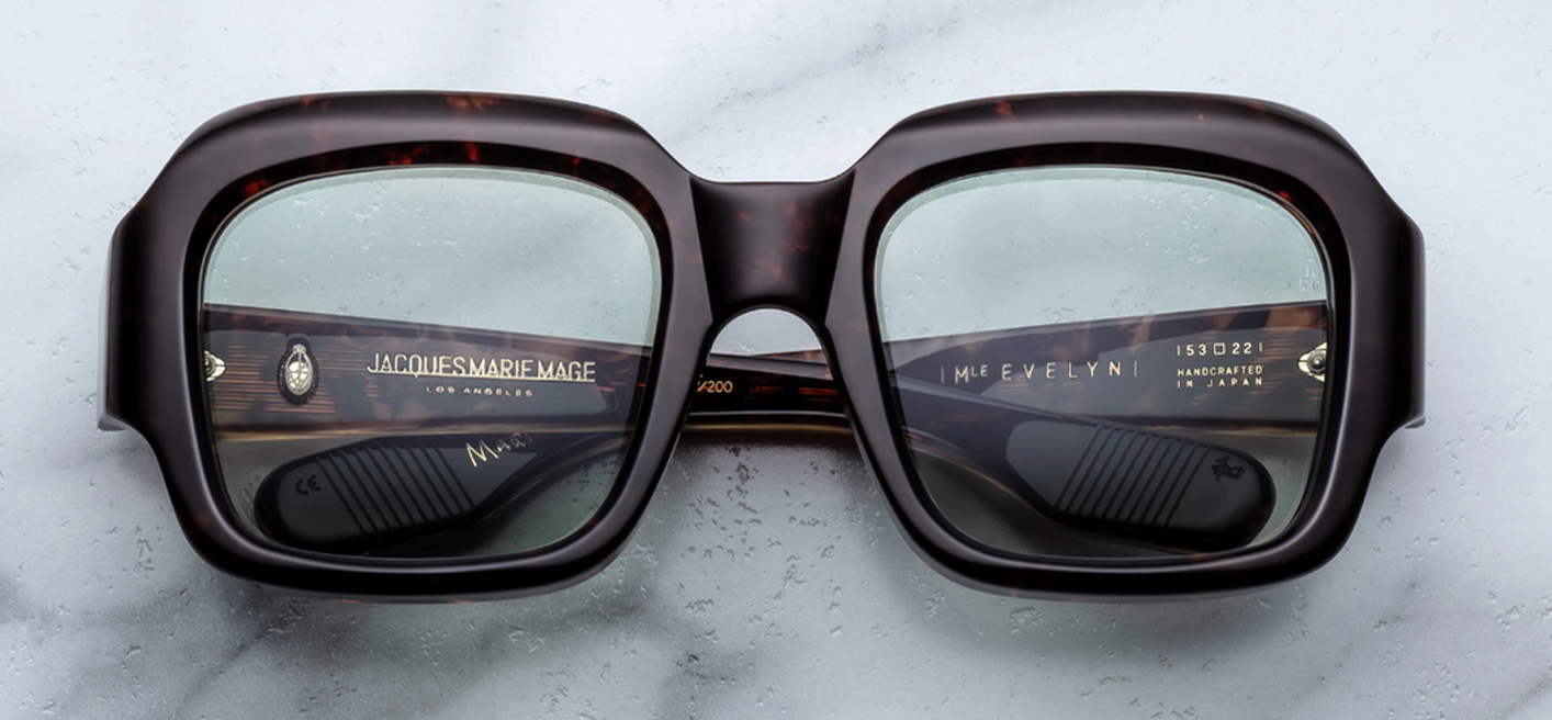 Front view of ‘Yesterday’ EVELYN sunglasses: oversized square frame in polished agar acetate, with wide clear‑beige exteriors, agar inner rim, light bottle green lenses.