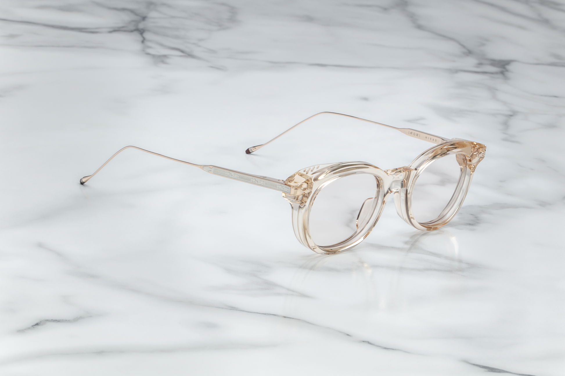 Side profile of JMM Hisao in Pearl: shows the gentle curve of temple, light pearl acetate front blending into slim metal arm. Floating hinge visible, slight thickness of front rim emphasised, lens edge softly rounded.