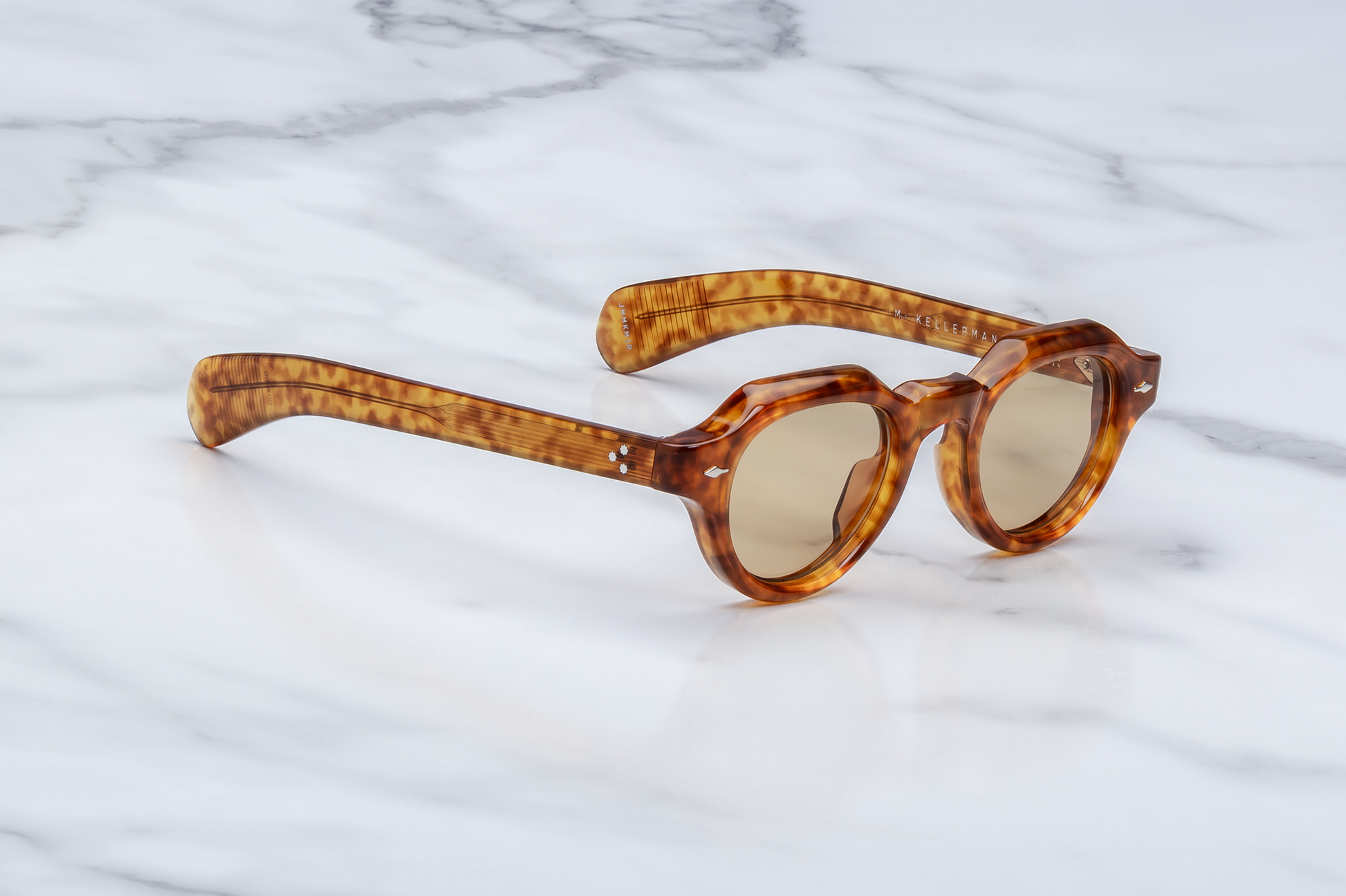 Side profile of Jacques Marie Mage Kellerman in Camel: shows the temple arm extending straight from the thick rounded front, camel acetate throughout, subtle inner metal wire‑core visible, temple tip slightly wide and squared