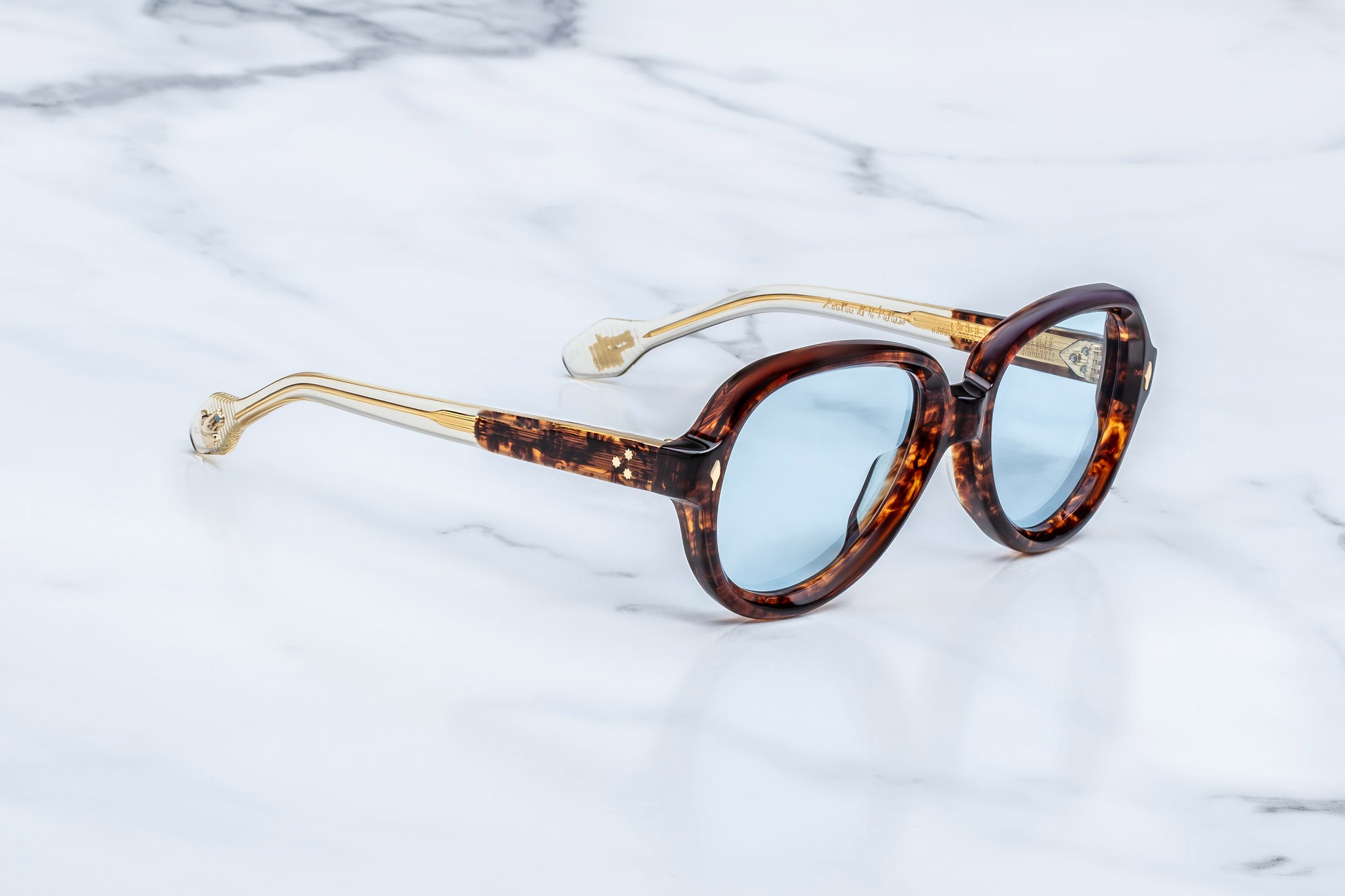 Jacques Marie Mage Louise Paris side view showing thick acetate temples, exposed silver wirecore and flowing aviator profile
Side profile of JMM Louise Paris sunglasses highlighting sculpted temples and premium hinge detailing