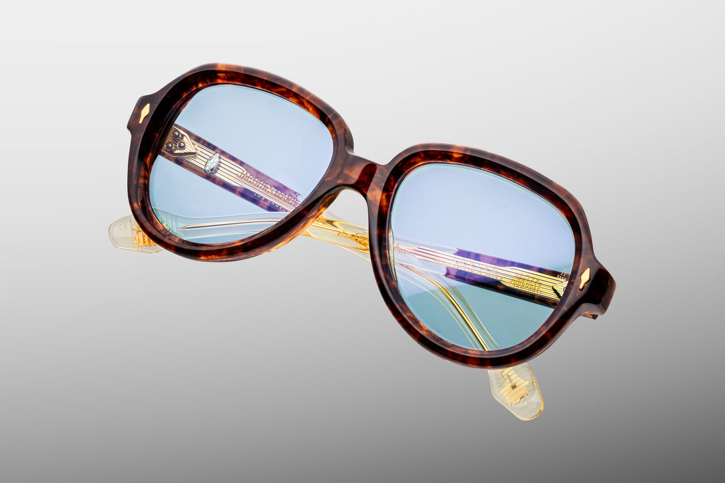 Close-up front detail of Jacques Marie Mage Louise Paris frame showing arrowhead pins, curved browline and polished acetate finish
Macro front view of JMM Louise Paris sunglasses highlighting aviator lens shape and handcrafted construction