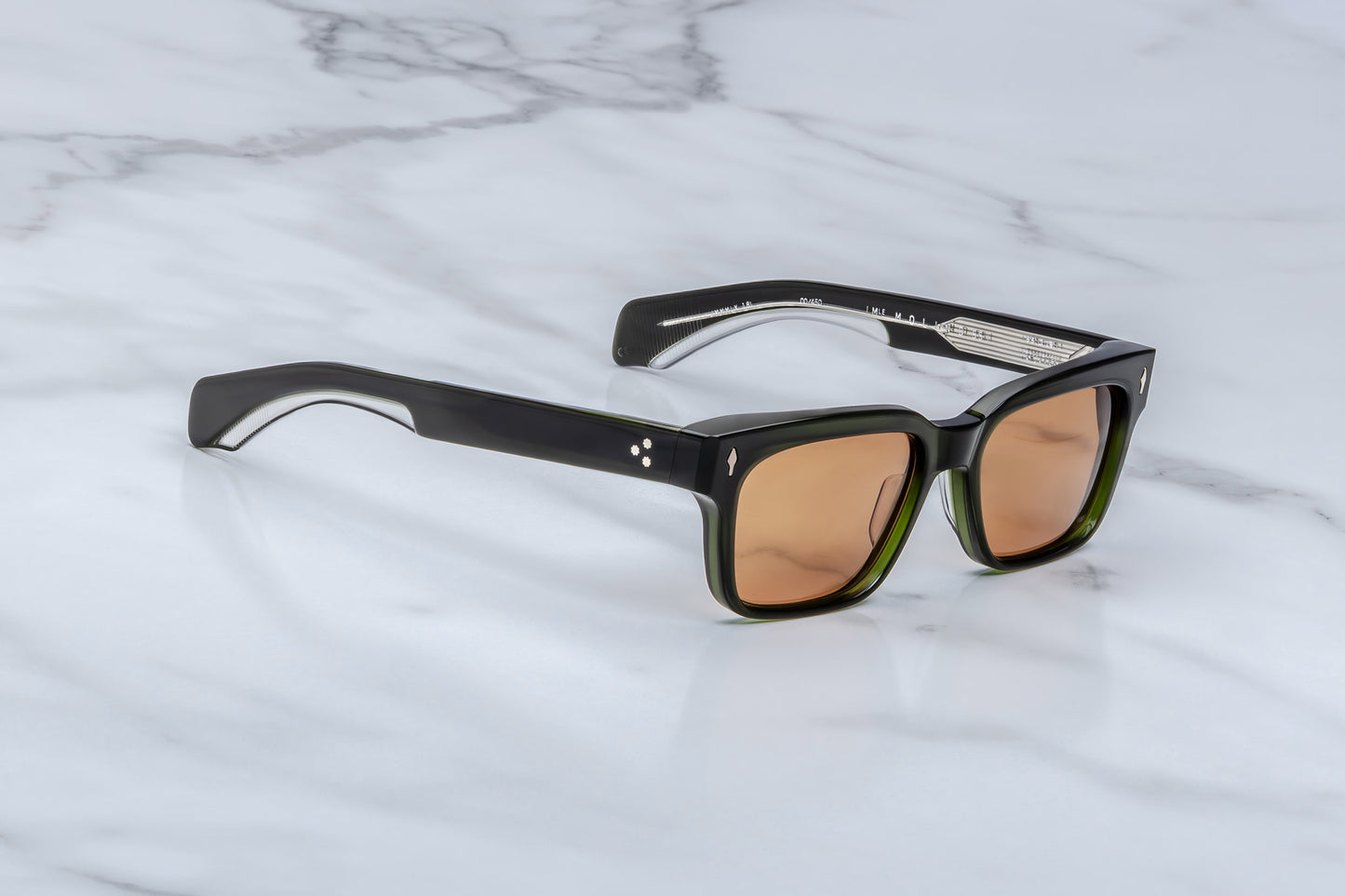 Jacques Marie Mage Molino Borneo side view showing thick green acetate temples, exposed silver wire core and sculpted rectangular profile
Side profile of JMM Molino Borneo sunglasses highlighting 10mm acetate construction and premium hinge detailing