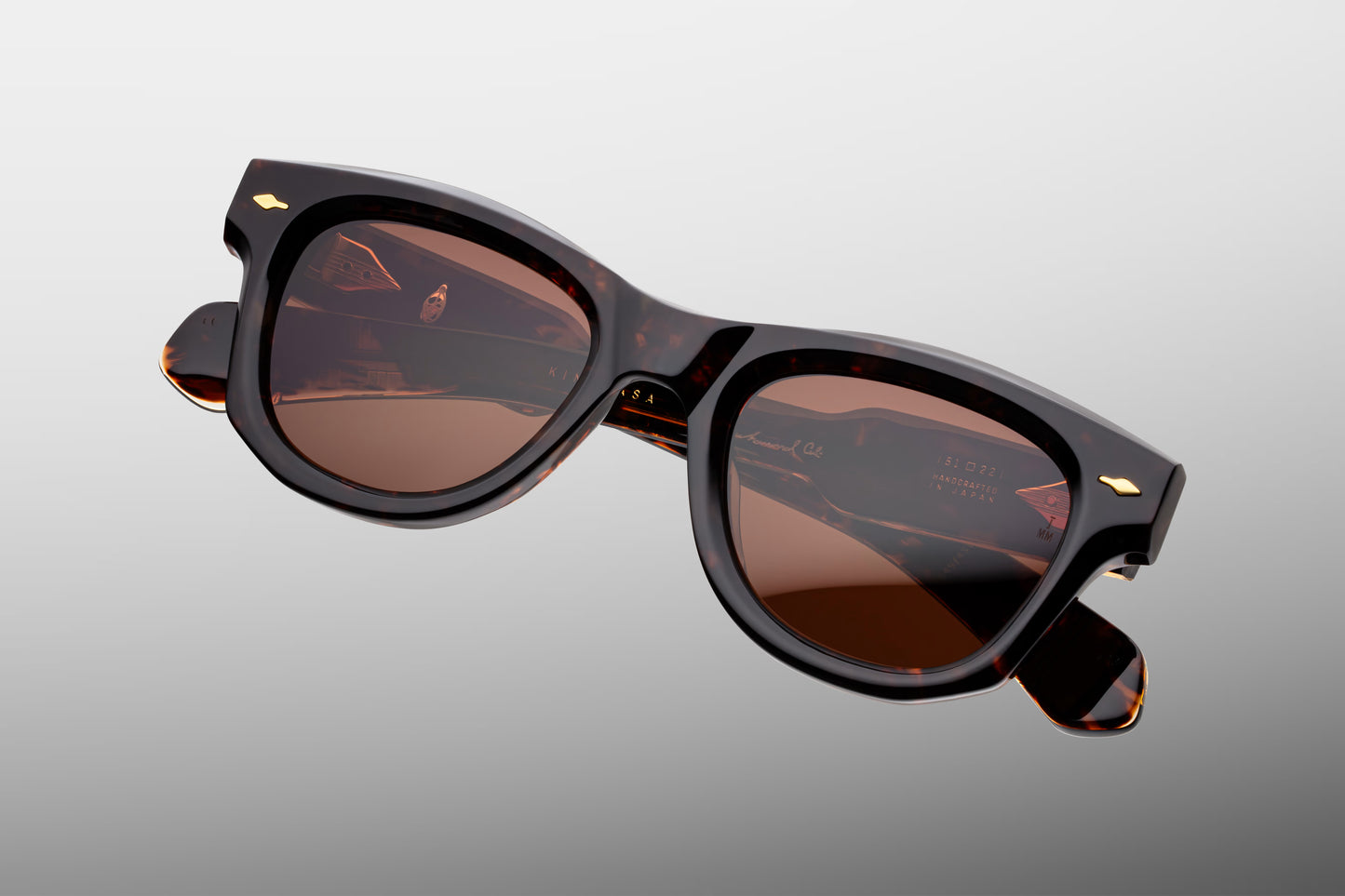 Top-down view of the JMM Kinshasa sunglasses, revealing the frame’s curved geometry, the substantial 10mm thick acetate brow line, and the heavy-duty 7-barrel block hinges