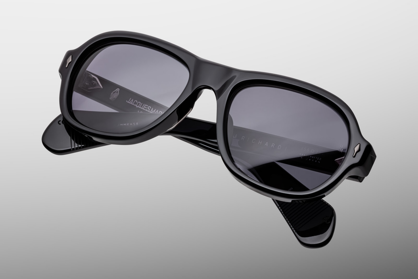Three-quarter perspective of Jacques Marie Mage Richard Raven: combining the front and side, showing the frame’s dimensional depth, the contrast of matte/glossy finishes, and the lens curvature