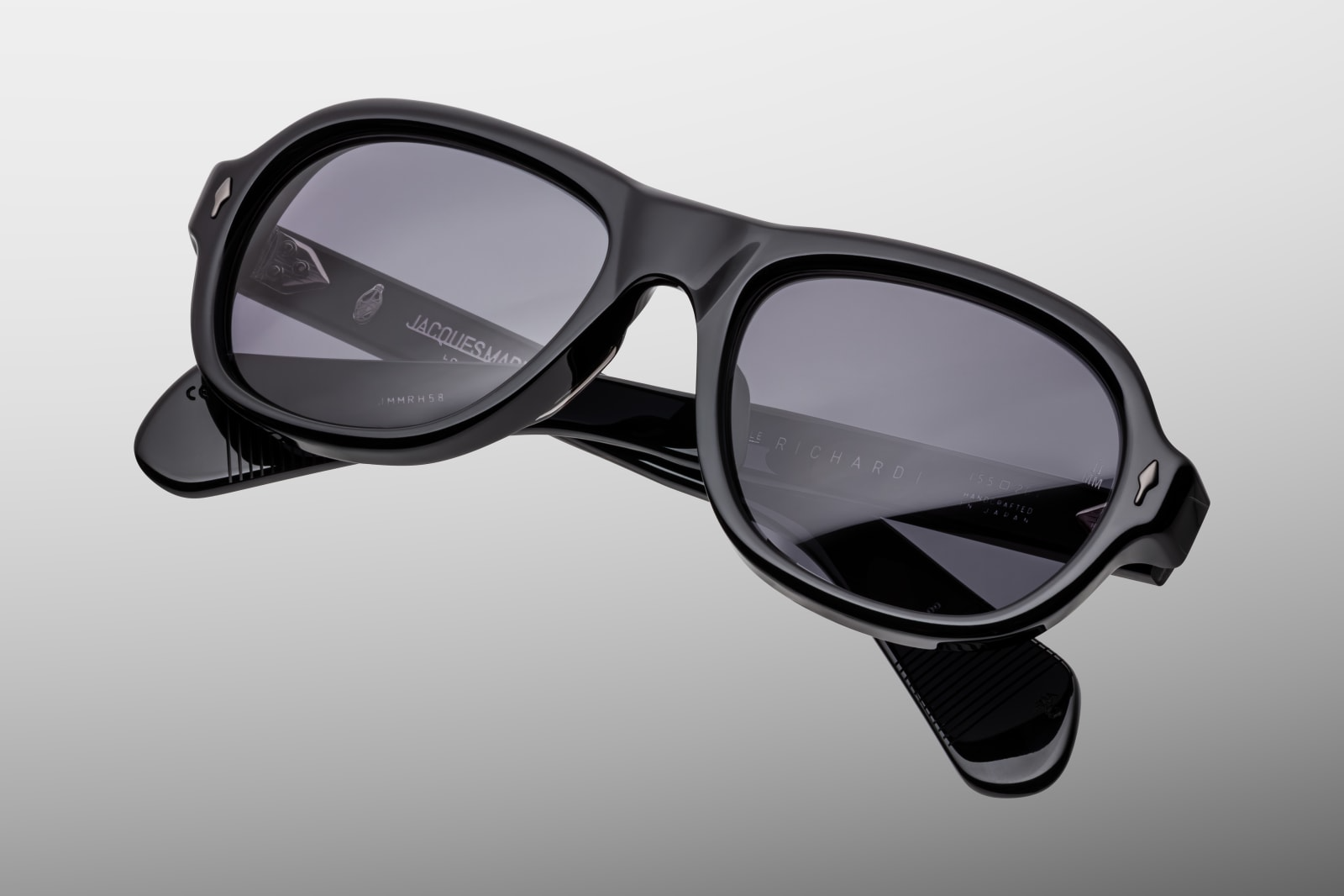 Three-quarter perspective of Jacques Marie Mage Richard Raven: combining the front and side, showing the frame’s dimensional depth, the contrast of matte/glossy finishes, and the lens curvature