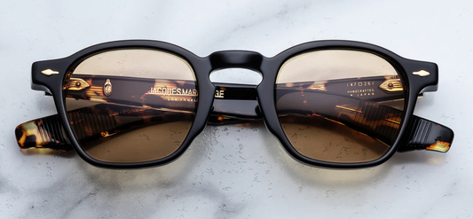 Jacques Marie Mage Zephirin Tavern sunglasses front view, rectangular black and tortoise acetate frame with brown lenses and gold arrowhead pins
Front view of JMM Zephirin Tavern frame, vintage-inspired rectangular sunglasses with warm brown lenses and premium acetate