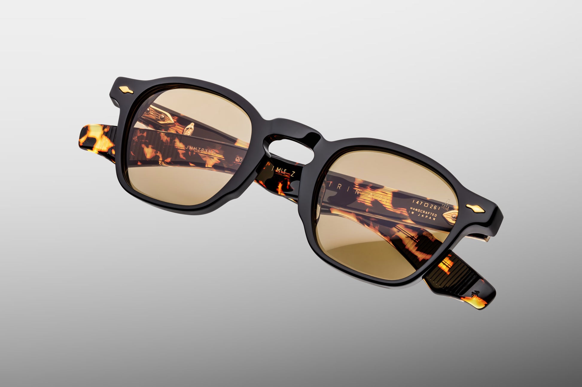 Close-up front detail of Jacques Marie Mage Zephirin Tavern frame showing gold arrowhead rivets and polished acetate finish
Macro front view of JMM Zephirin Tavern sunglasses highlighting rectangular lens shape and handcrafted construction